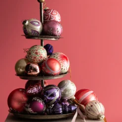 Bungalow Denmark Pappmaché-Weihnachtskugeln Gaya Berry 4-teilig