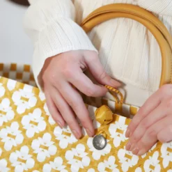 Handed By Shopper Motif White/Mustard