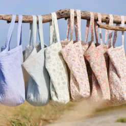 IB LAURSEN Tasche wattiert mit orangen und blauen Blumen