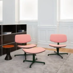raawii Lounge chair Dark green / Stoffbezug pink