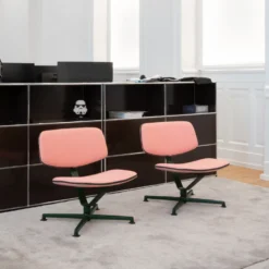 raawii Lounge chair Dark green / Stoffbezug pink