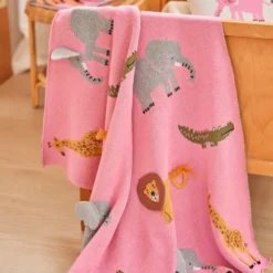 Rice Gestrickte Babydecke Pink mit 3D Details