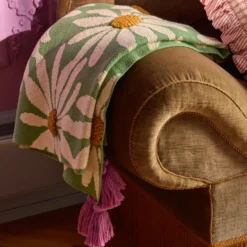 Rice Gestrickte Decke Green Embossed Flowers/ Purple Tassels