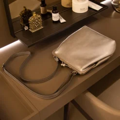VOLKER LANG Ledertasche Lola Forest